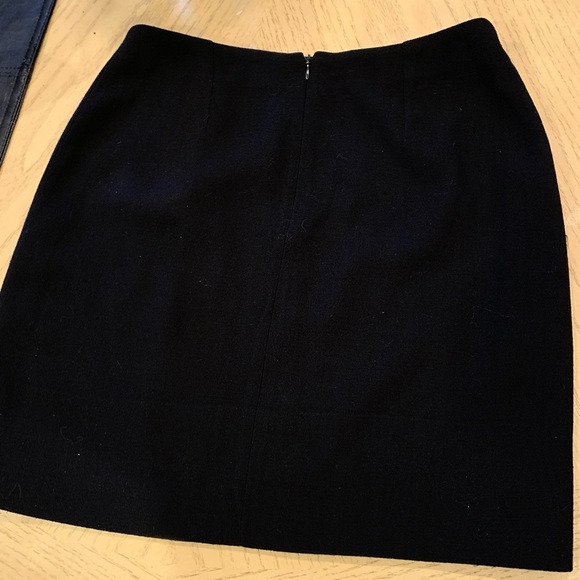 LN DARLING VERSACE MINI SKIRT. PAIR WITH HEELS OR BOOTS. BEAUTIFULLY TAILORED💞 - Picture 7 of 9